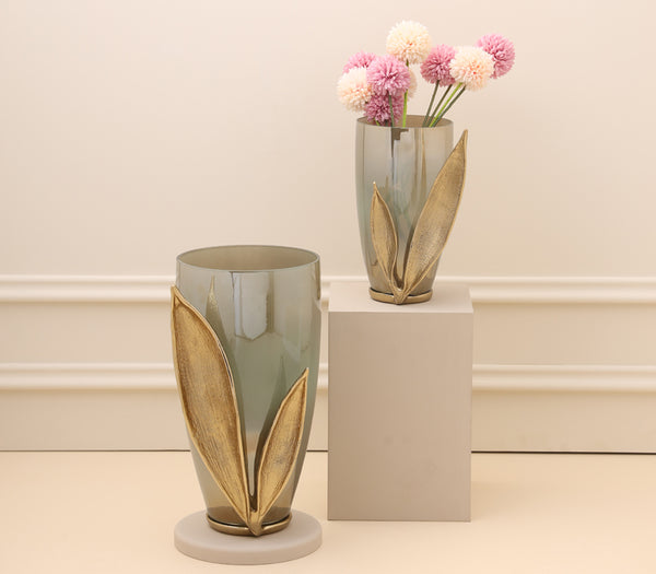 Enclosed Leaf Vase