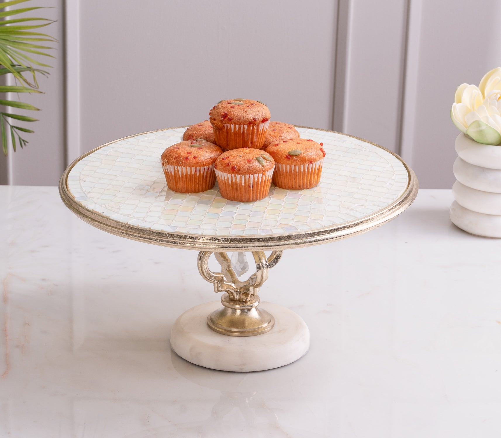 IRREDESCENT CAKE HOLDER