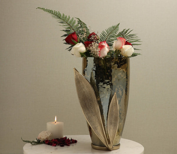 Enclosed Leaf Vase